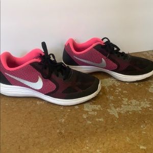 Nike revolutions 3